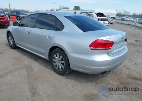 2013 Volkswagen Passat 2.5L S z USA, uszkodzony, nr VIN 1VWAH7A37DC132561